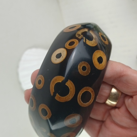 KJL Black Lucite & Golden Tan Bicone Knife Edge Stamped Bangle Bracelet - Picture 3 of 10